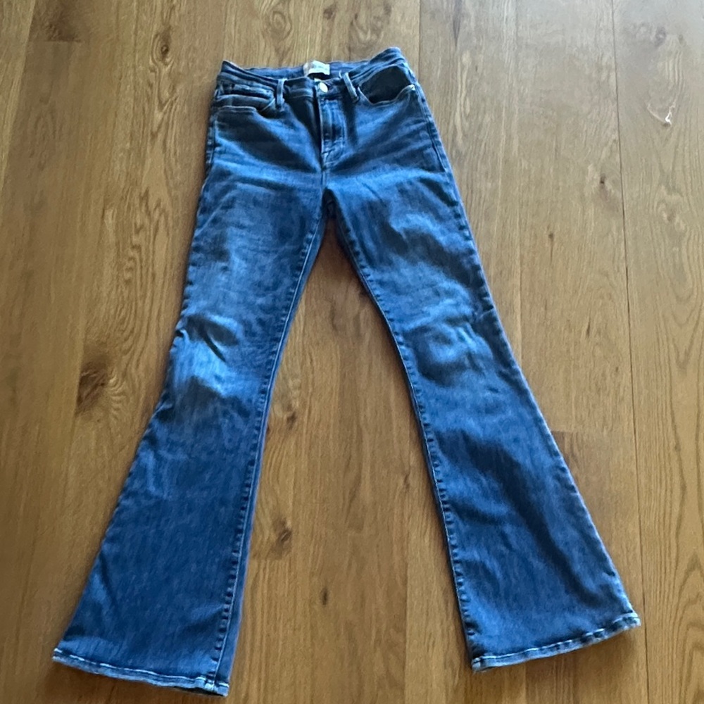 Frame Denim Classic Blue Flare Leg Jeans
Size 28 EXCELLENT NEW CONDITION